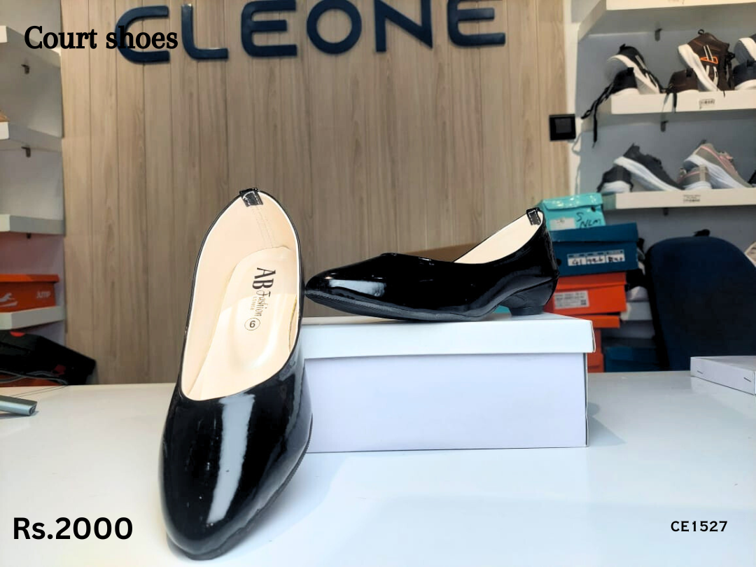 Court shoes